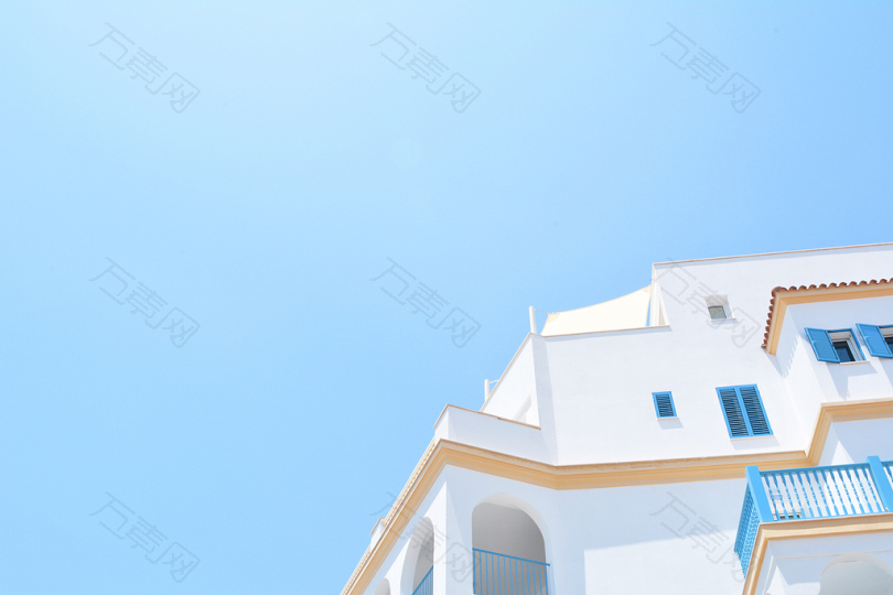 蓝天下的彩绘房子