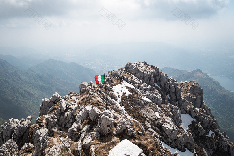 石山上的意大利旗