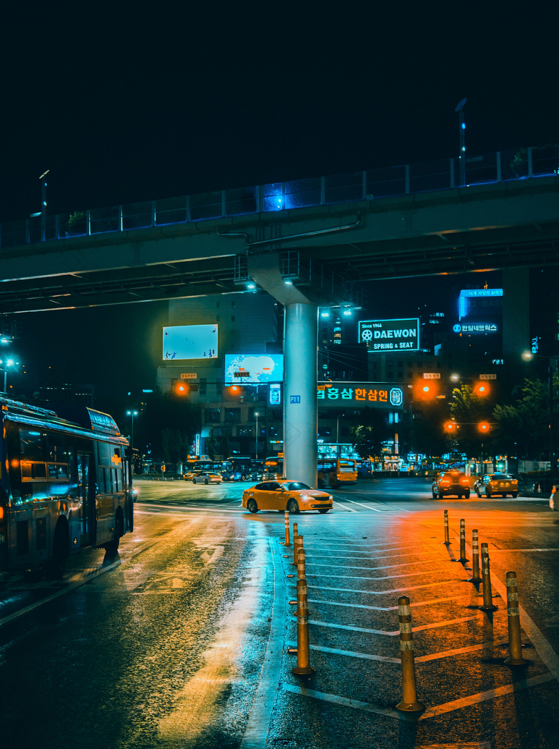 汽车道路霓虹灯灯光公共汽车高速公路黑暗夜晚黄昏桥梁城市旅游交通韩国亚洲首尔后退蒸汽波城市景观