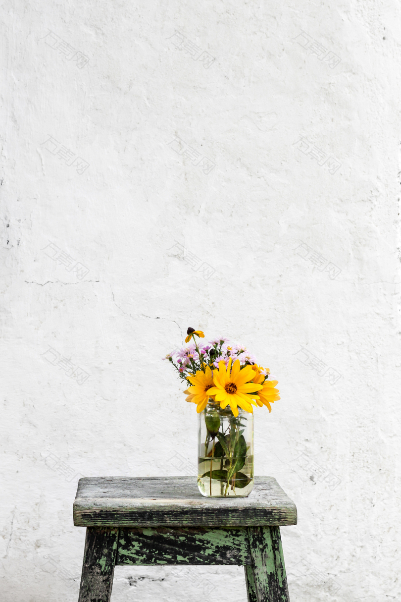 灰色玻璃花瓶上的向日葵