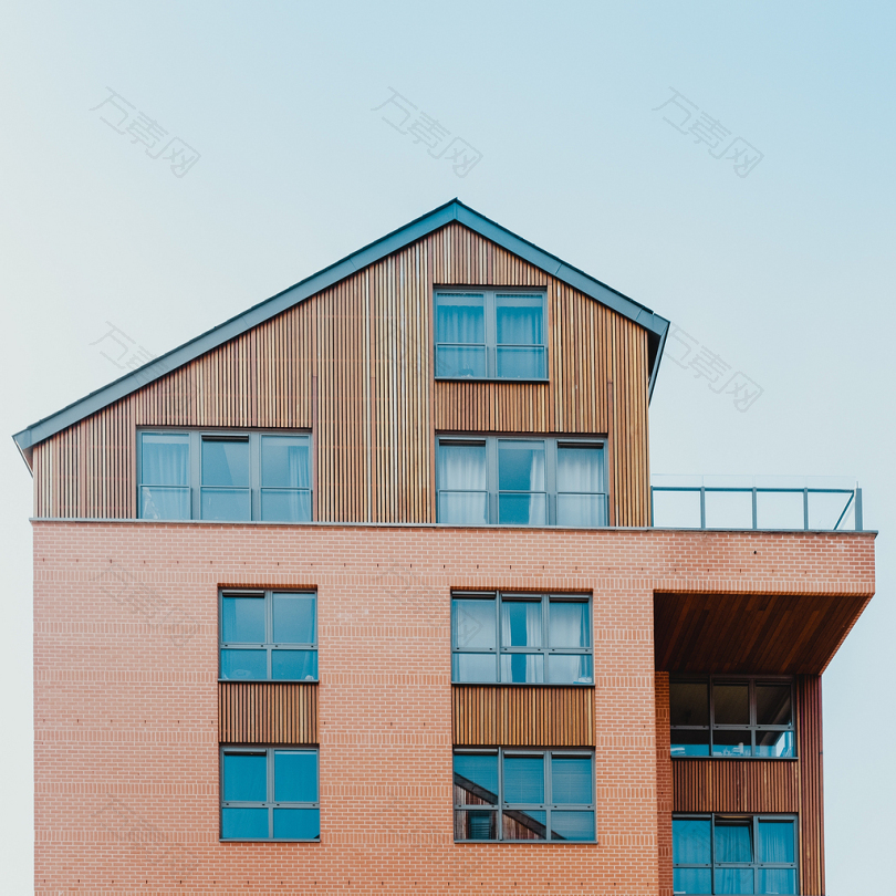 棕色房子的低角度照片