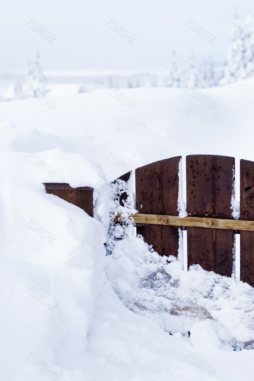雪旁的棕色木门