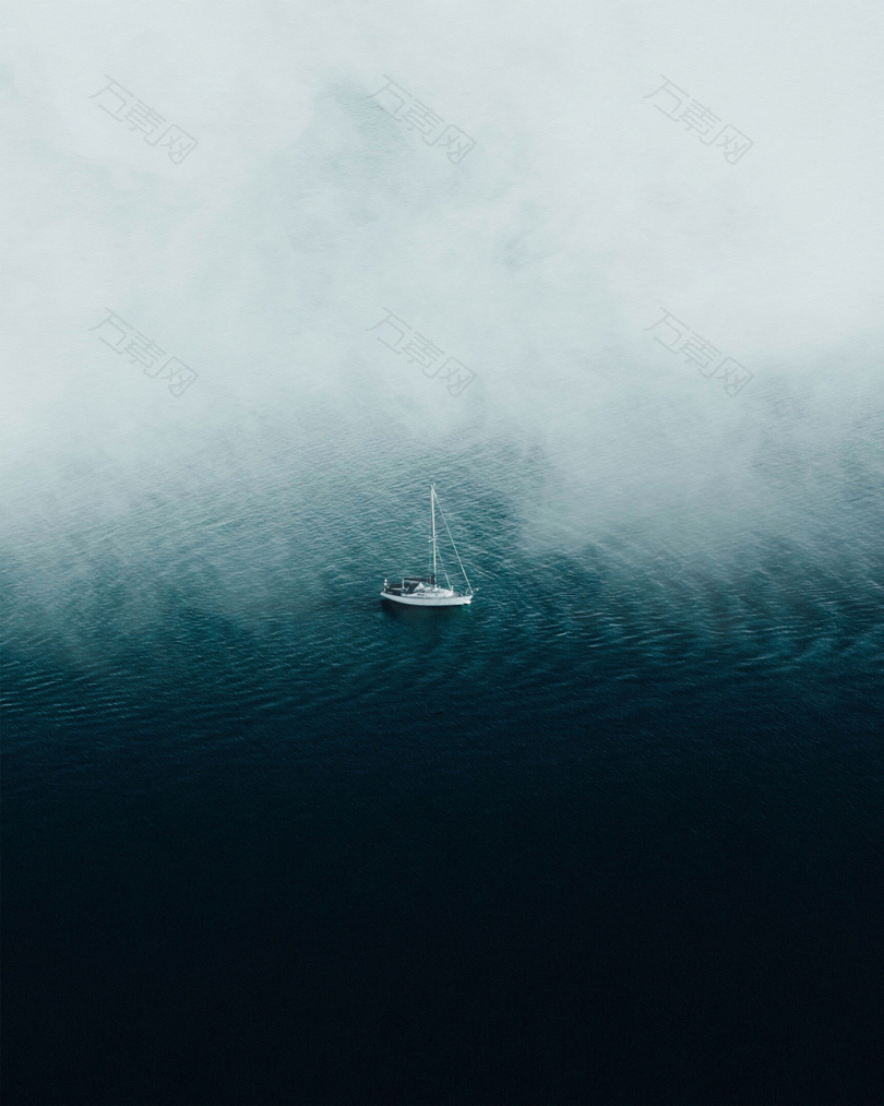 白船浮在水面上