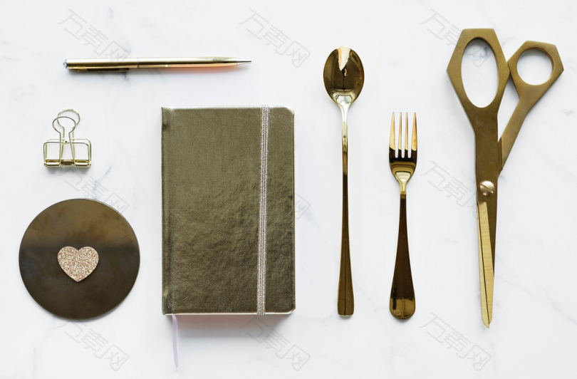 桌子上的勺子和叉子