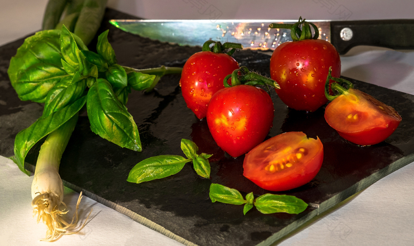 黑板上的红西红柿