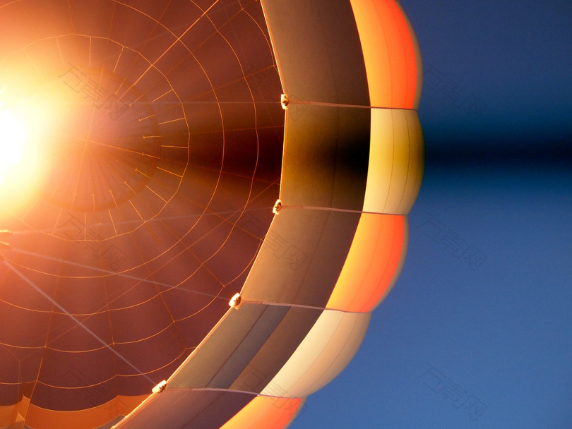 热气球在白天的低角度摄影