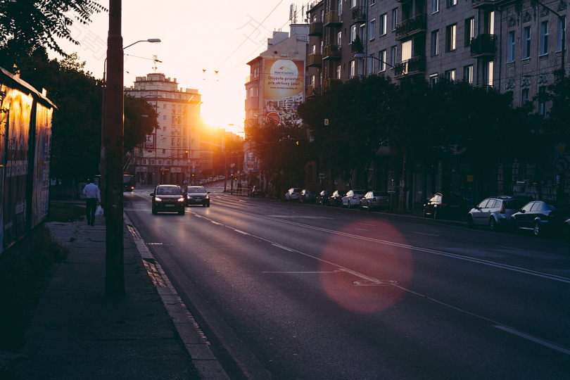 太阳日出路径在上午城市斯洛伐克布拉索夫大都市清除天空秋树汽车