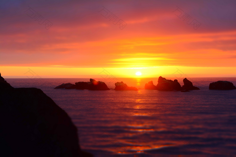 日落海面上的岩石