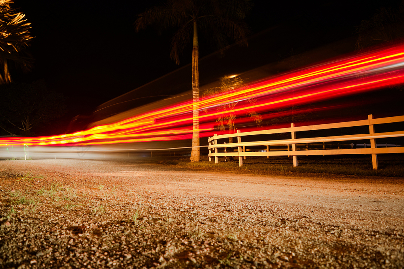 长时间曝光夜景照片光径夜光交通路白色的篱笆灯黑暗