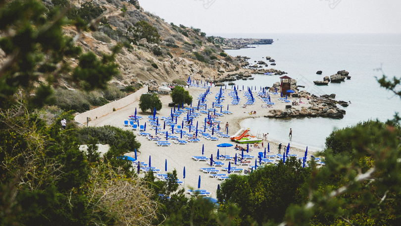海滩上有伞的蓝色桌子