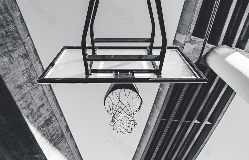篮球系统的低角度照片