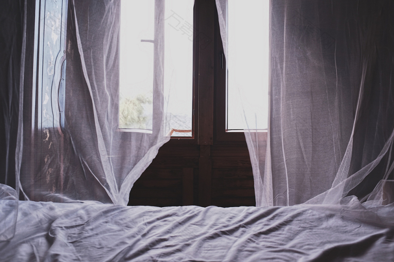 窗边白床罩
