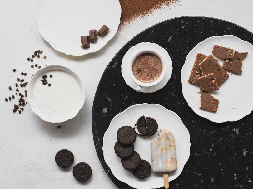 白色陶瓷板与冰淇淋和巧克力饮料的饼干