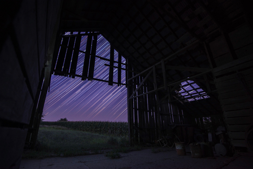 夜间在棕色木屋上方长时间的恒星暴露