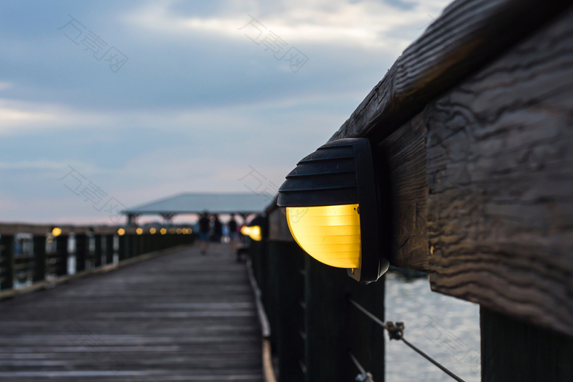 夜间开灯的木制码头