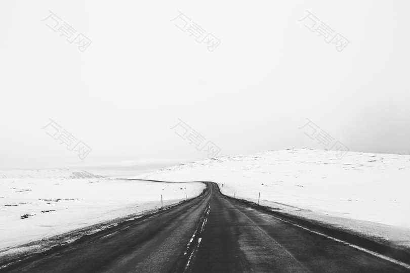 沥青路向雪场的照片