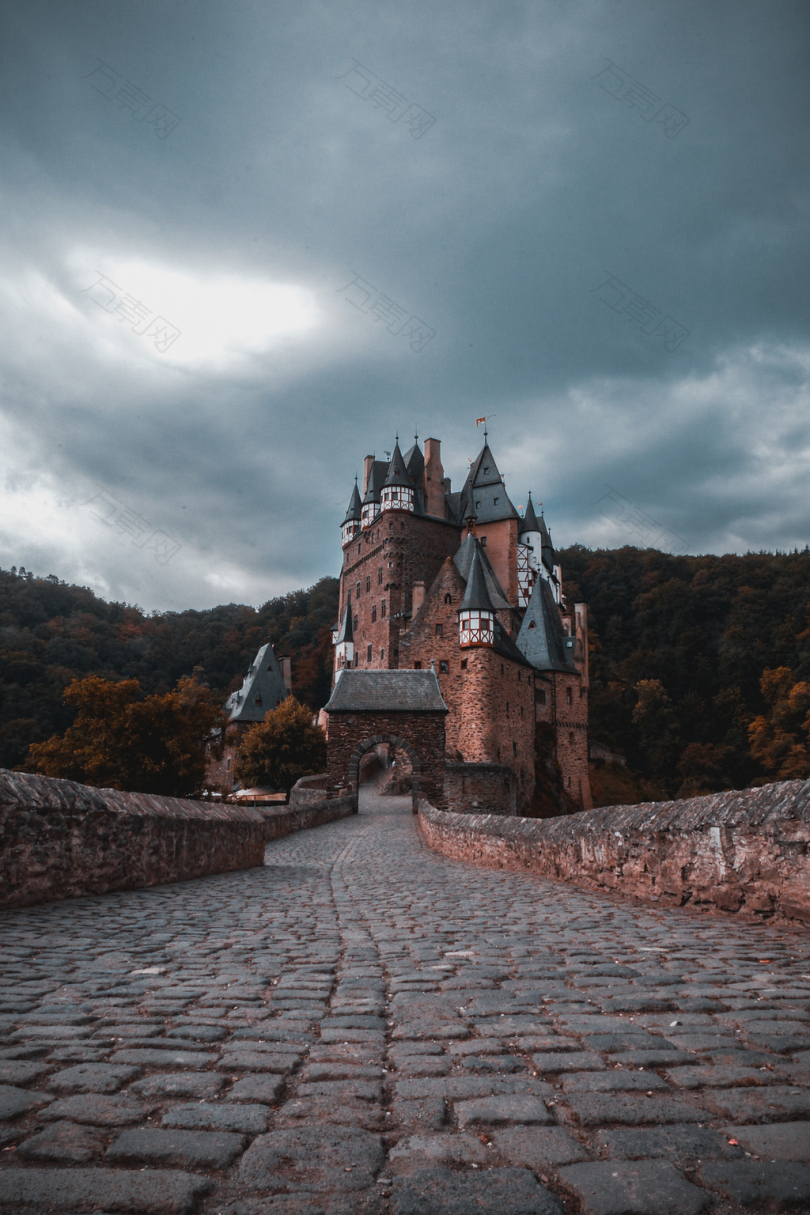 棕色和灰色城堡的建筑摄影