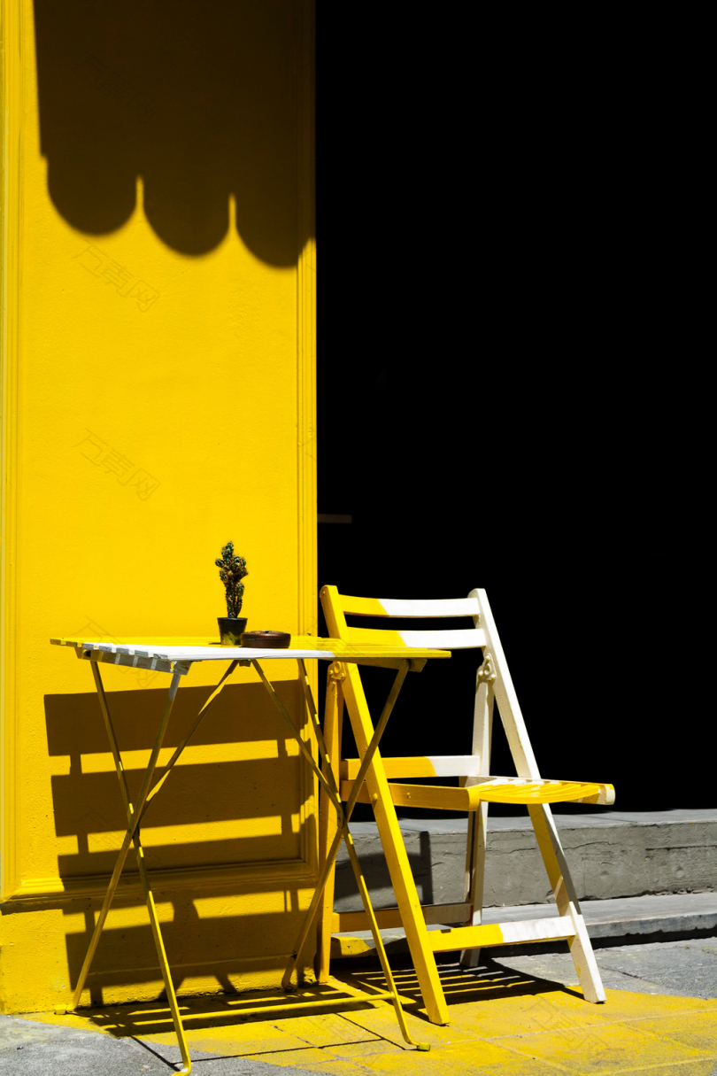 黄墙折叠桌椅