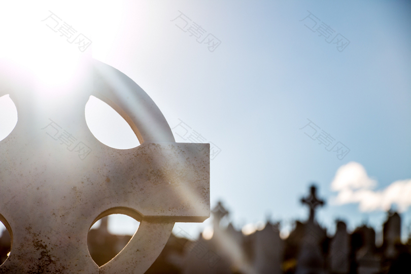 灰色墓碑十字架的选择性聚焦摄影