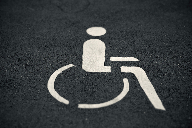 沥青路标记残疾人停车位轮椅公园的标记注意停车场地面焦油白黑色
