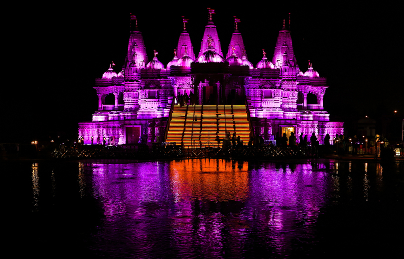 紫色灯光的城堡