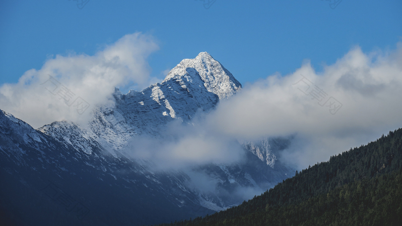 蓝天下的雪山