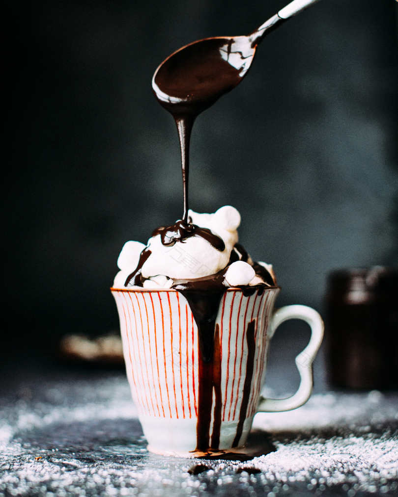 巧克力在陶瓷杯中浇香草冰淇淋