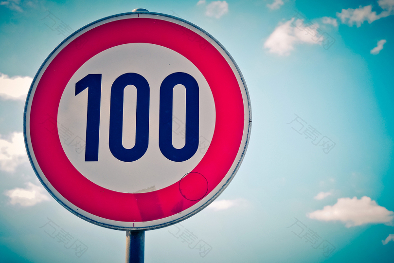 字符盾注意路牌路标速度100编号最高时速公路驱动器天空云