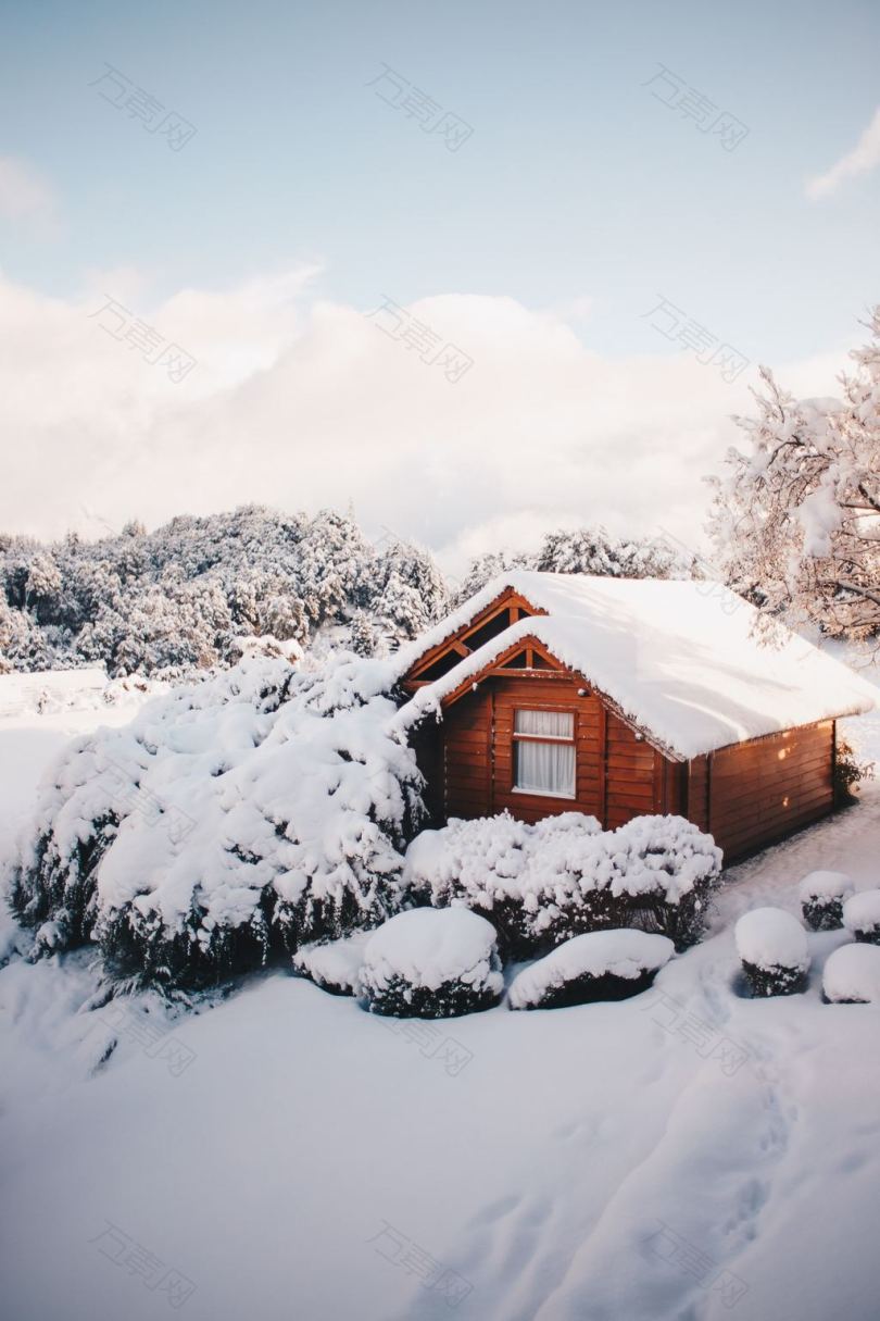 冬天的棕色小屋