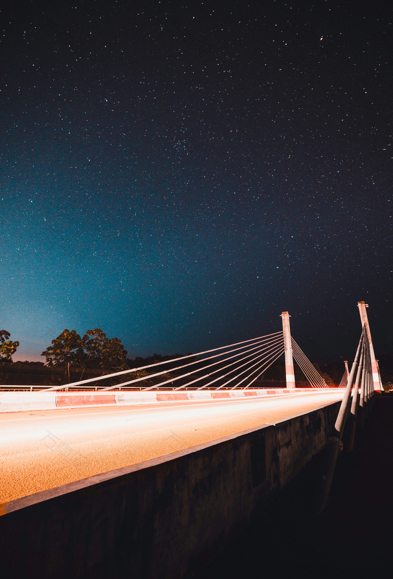 吊桥夜间照片