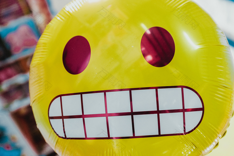 黄色充气微笑表情气球聚焦摄影