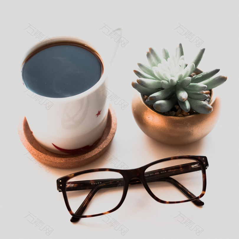 多汁植物和咖啡旁眼镜的俯视照片