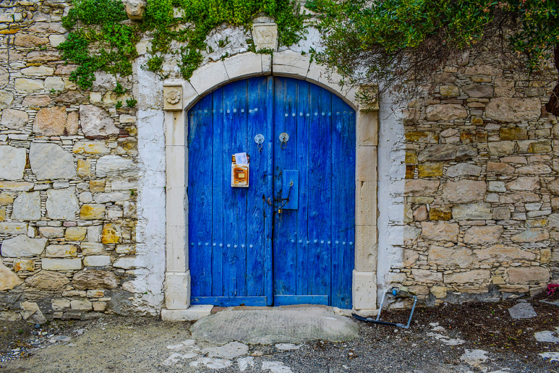 门入口墙结构传统的门口立面房子砖石外墙街村蓝色