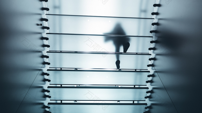 人在磨砂楼梯上行走的低角度照片