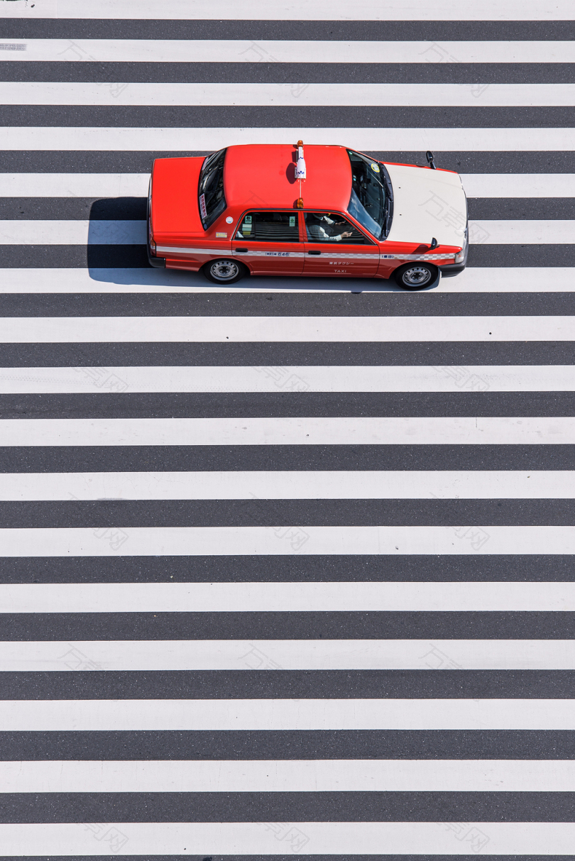 红白轿车通过行人专用道