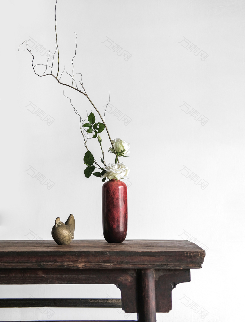红色陶瓷花瓶中的白玫瑰