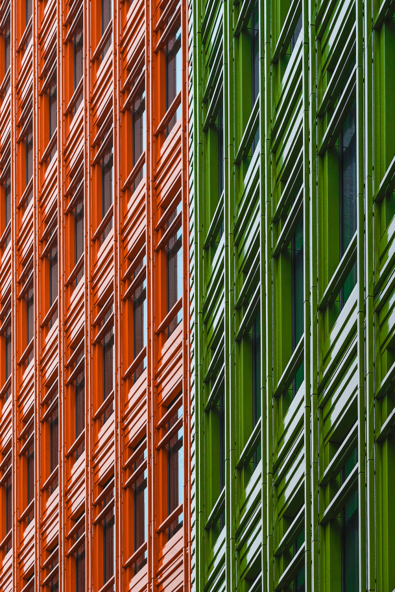 绿色与红色建筑结构