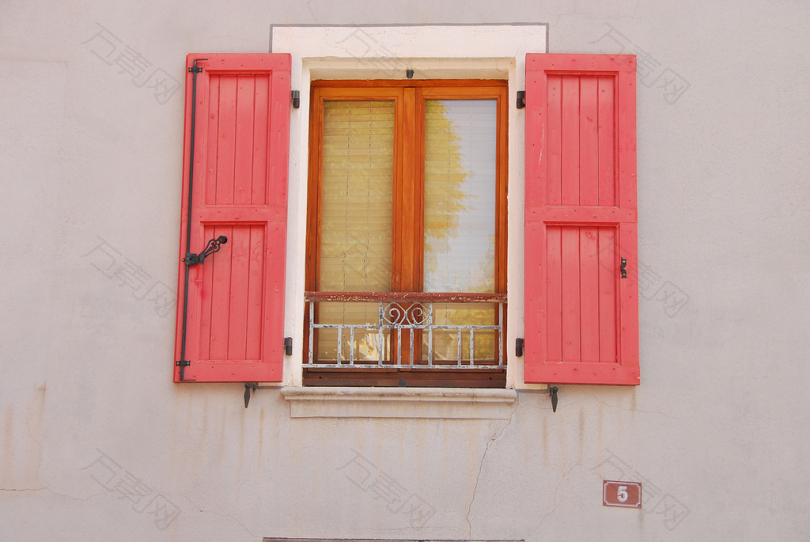 敞开的红木窗门