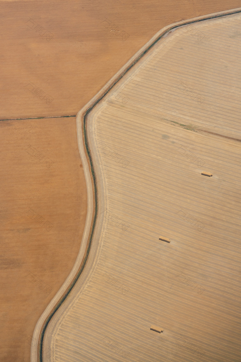 无人机视图鸟瞰图田野路径图案干草草地耕作农田农业抽象俯视自然户外布朗