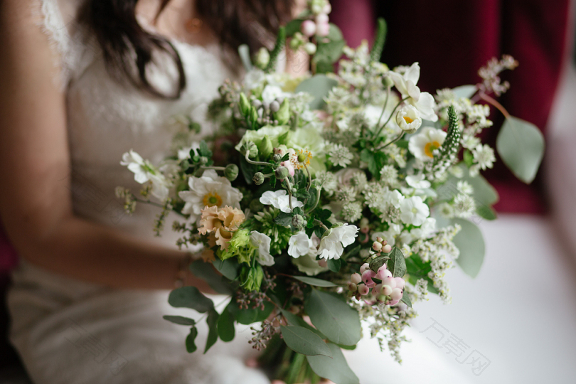 白衣新娘手持白色花束