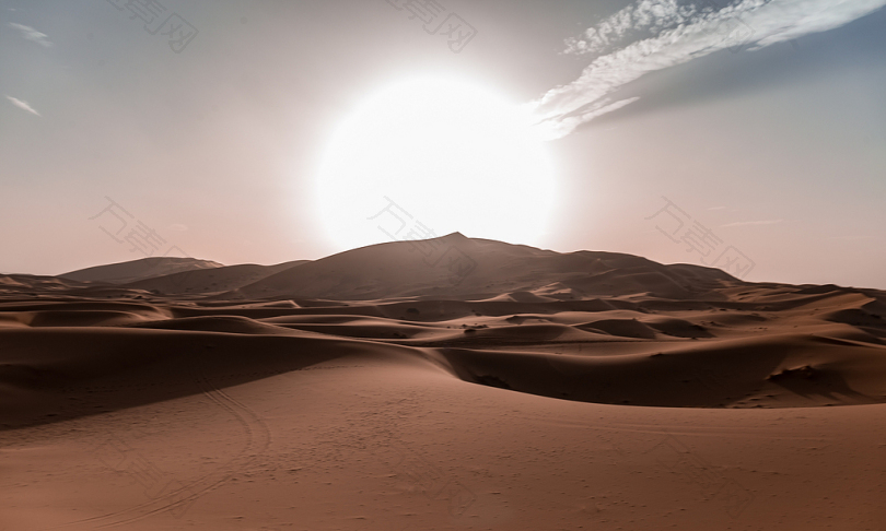 太阳在撒哈拉沙漠滚动的沙丘