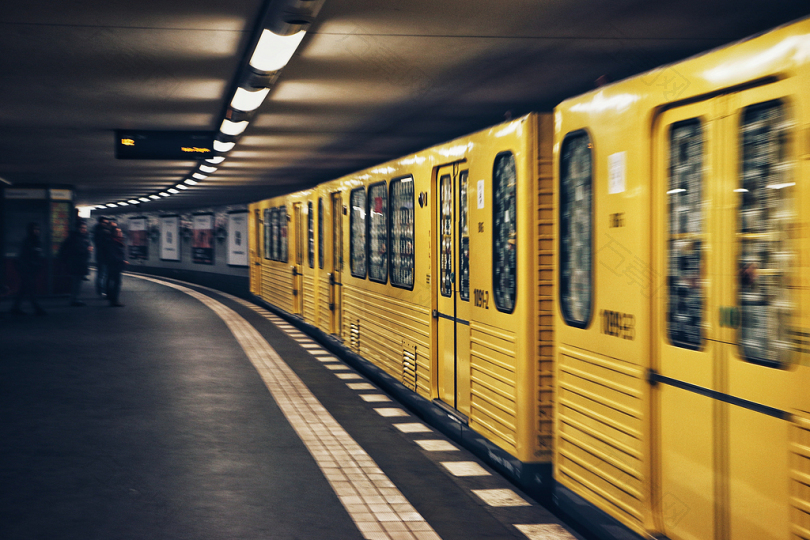 黄色列车焦点照片