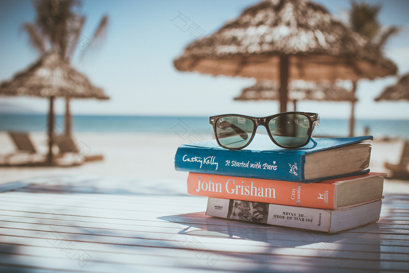 海滩上的书本和太阳镜