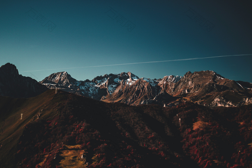 蓝天褐岩山