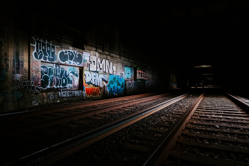 铁路旁涂鸦墙