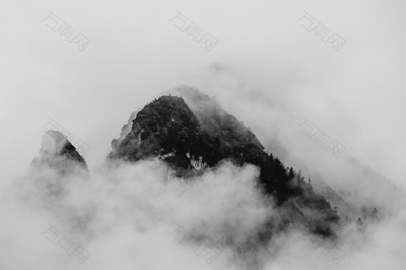 云层山的灰阶照片