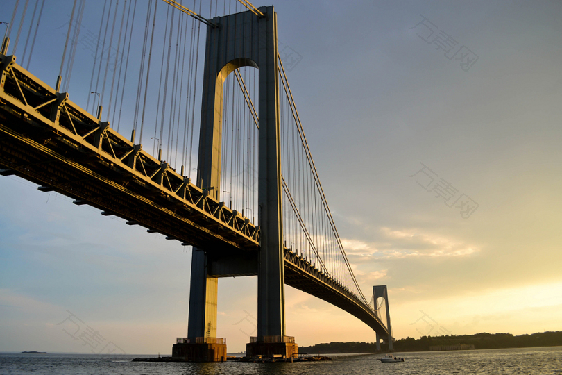 灰色金属桥横跨水体