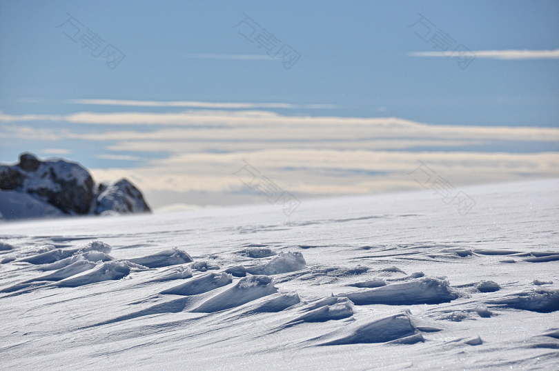 白天下雪的风景图片