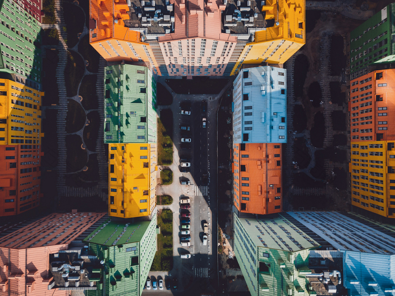 无人机视图航空视图建筑物道路建筑窗户汽车停车停车市区城市俯瞰公寓色彩色彩市中心对比住宅屋顶无人机