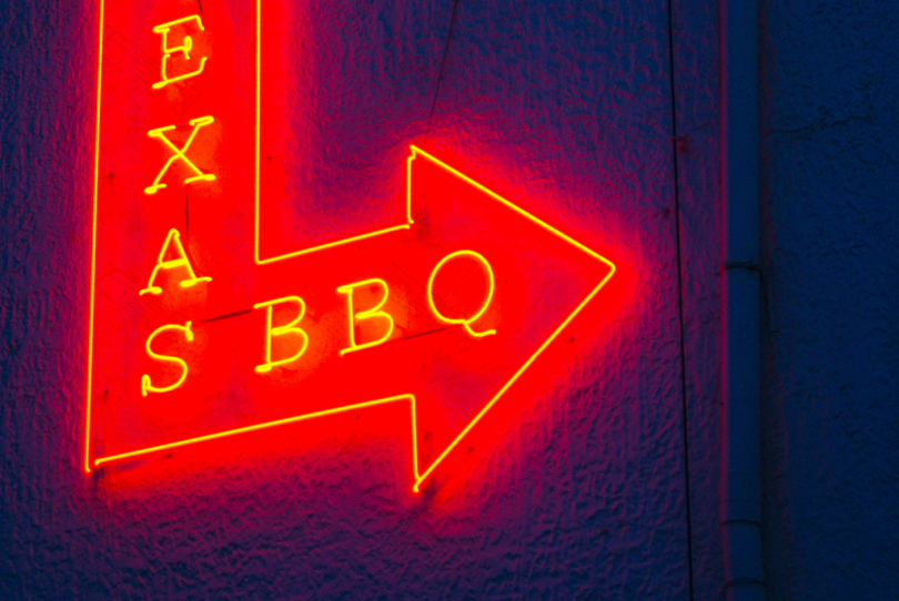 标志墙壁霓虹灯排版设计建筑箭头前进成功街道城市食品红色电力德克萨斯烧烤